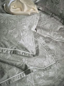 Mille Notti Honeysuckle & Tulip Bettdeckenbezug Grau, 140x200 Cm 10 Mille Notti Honeysuckle & Tulip Bettdeckenbezug Grau, 140x200 Cm -Mille Notti mille notti honeysuckle tulip paslakan 140x200 3 2