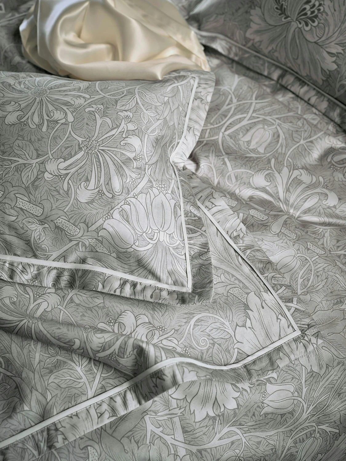 Mille Notti Honeysuckle & Tulip Bettdeckenbezug Grau, 220x220 Cm 6 Mille Notti Honeysuckle & Tulip Bettdeckenbezug Grau, 220x220 Cm – Bild 4